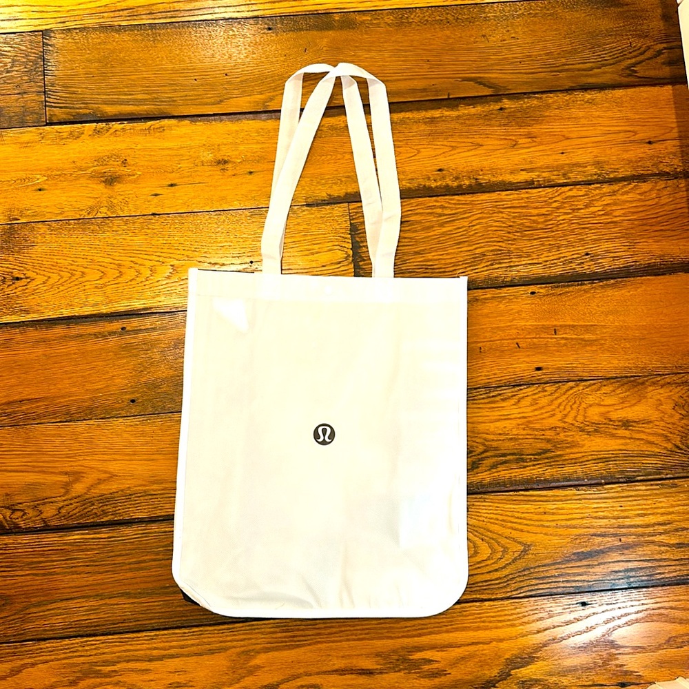NEW 🤩LULULEMON REUSABLE LARGE WHITE AND BLACK TOTE WITH HANDLES AND SNAP CLOSURE